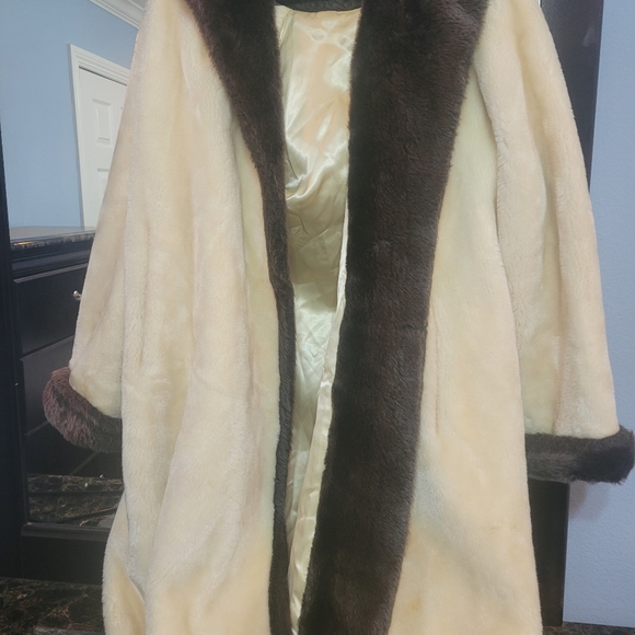 Vintage 2000’s cream/light brown faux fur jacket